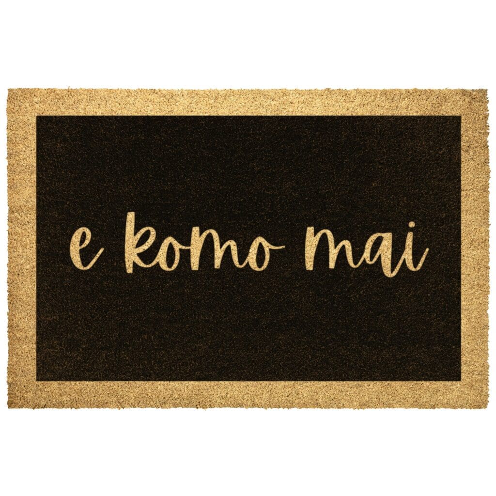 il_fullxfull.5726354446_ksuf Black doormat with "e komo mai" text.